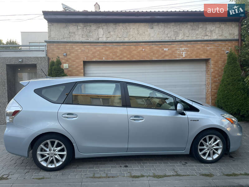 Toyota Prius v 2013 Toyota Prius v 2013