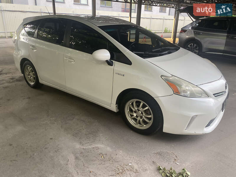 Универсал Toyota Prius v 2013 в Киеве