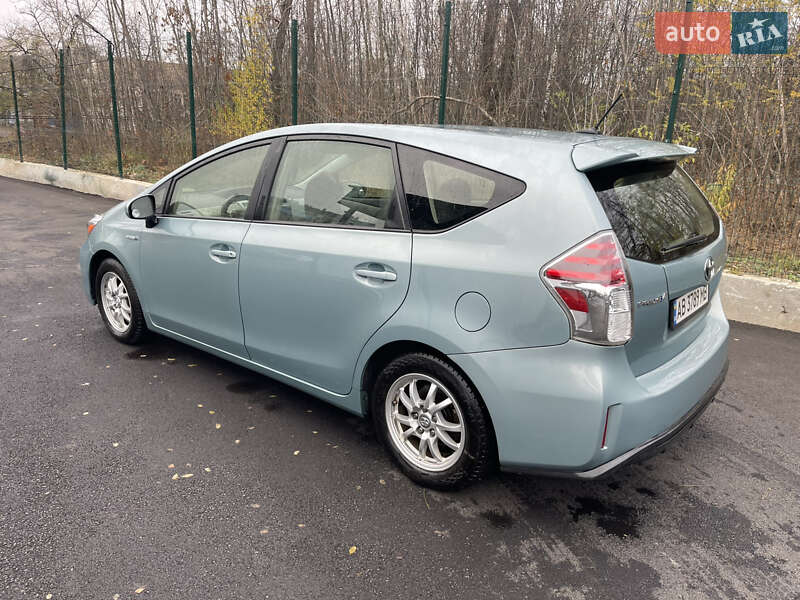 Хэтчбек Toyota Prius v 2016 в Киеве