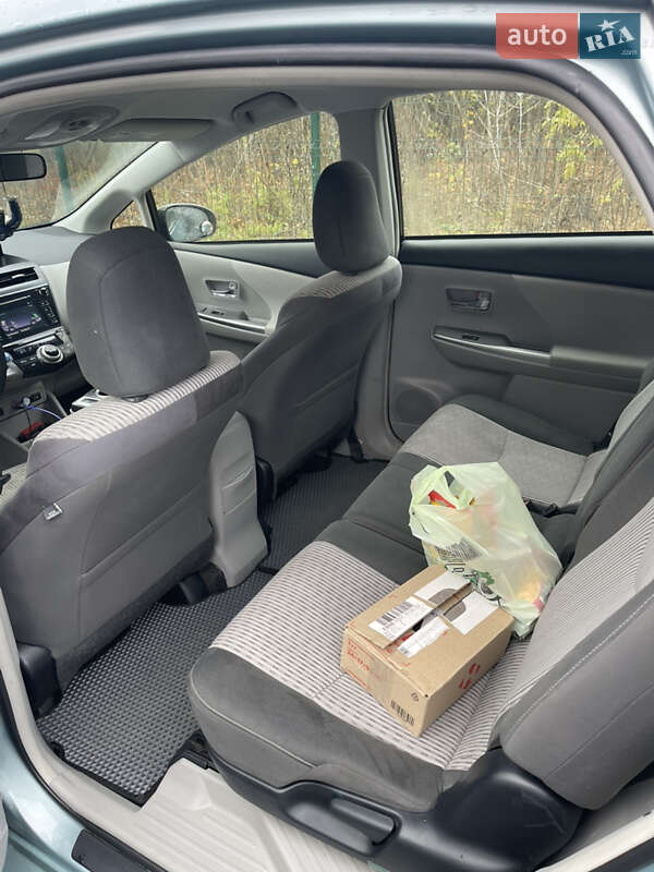 Хэтчбек Toyota Prius v 2016 в Киеве