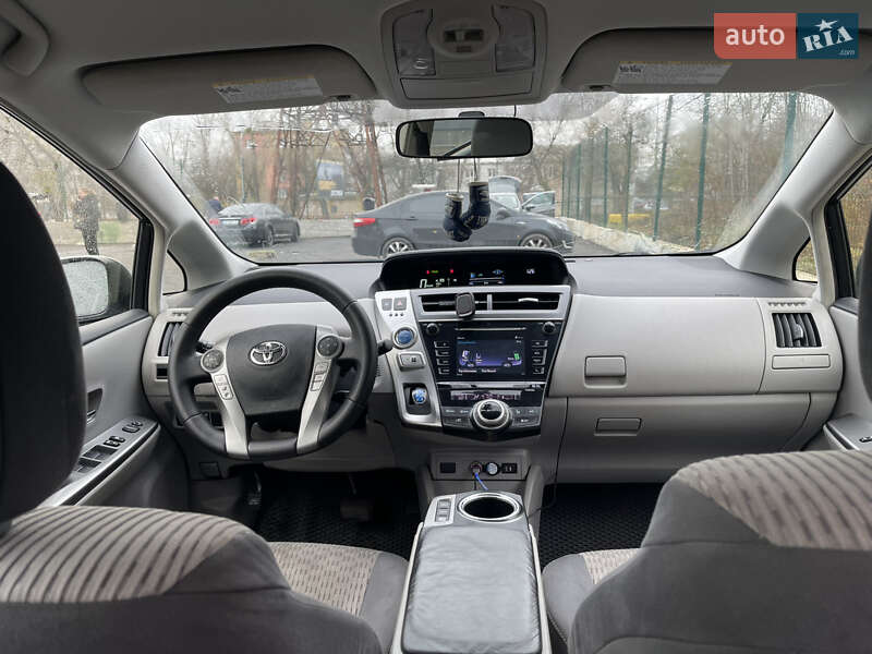 Хэтчбек Toyota Prius v 2016 в Киеве
