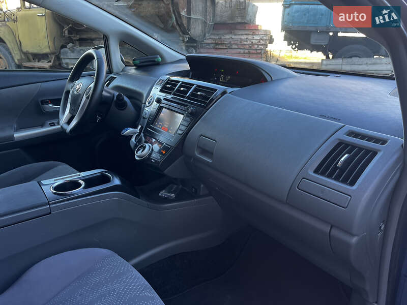 Універсал Toyota Prius v 2013 в Луцьку