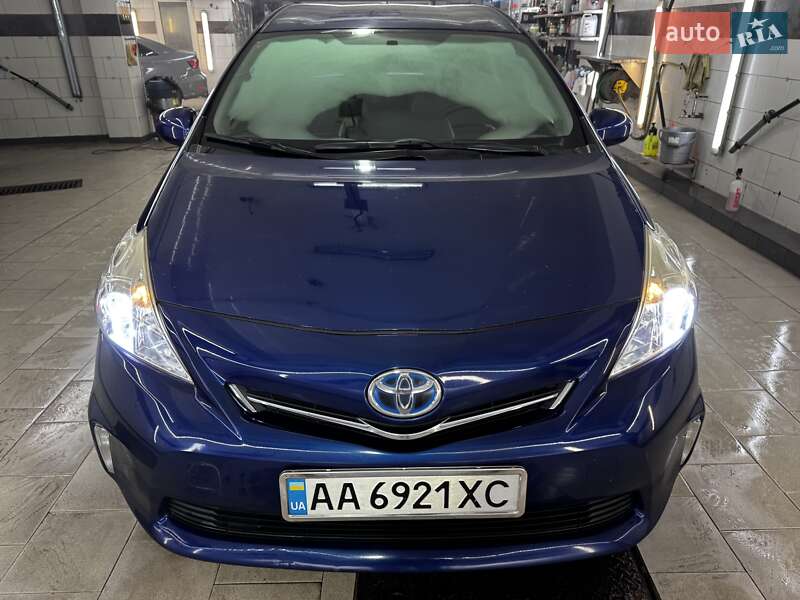 Универсал Toyota Prius v 2014 в Киеве