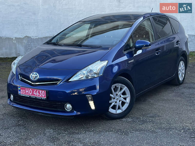 Toyota Prius v 2013