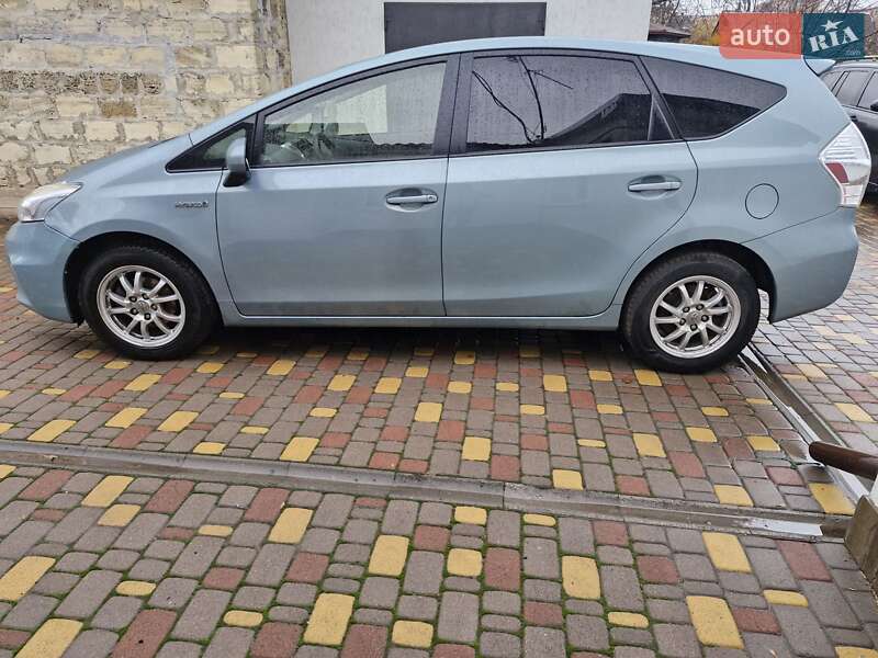 Универсал Toyota Prius v 2013 в Полтаве