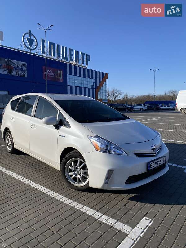 Toyota Prius v 2012