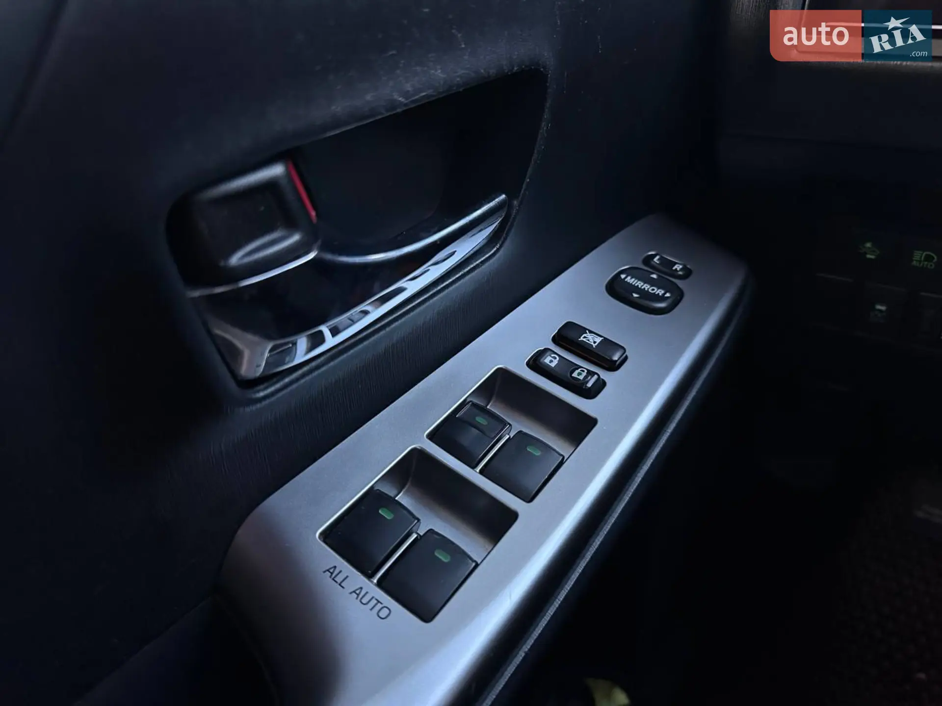 2015 Toyota Prius v (+) - мініатюра 17