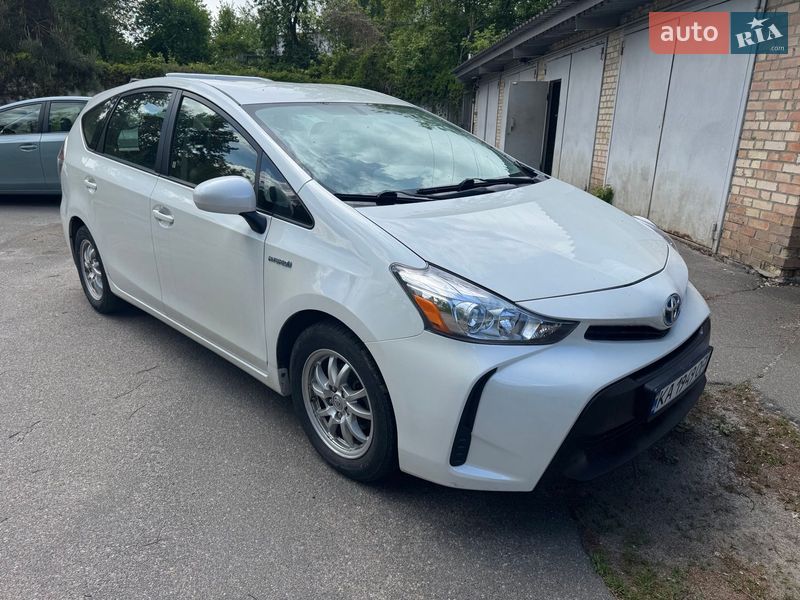 Toyota Prius v 2015