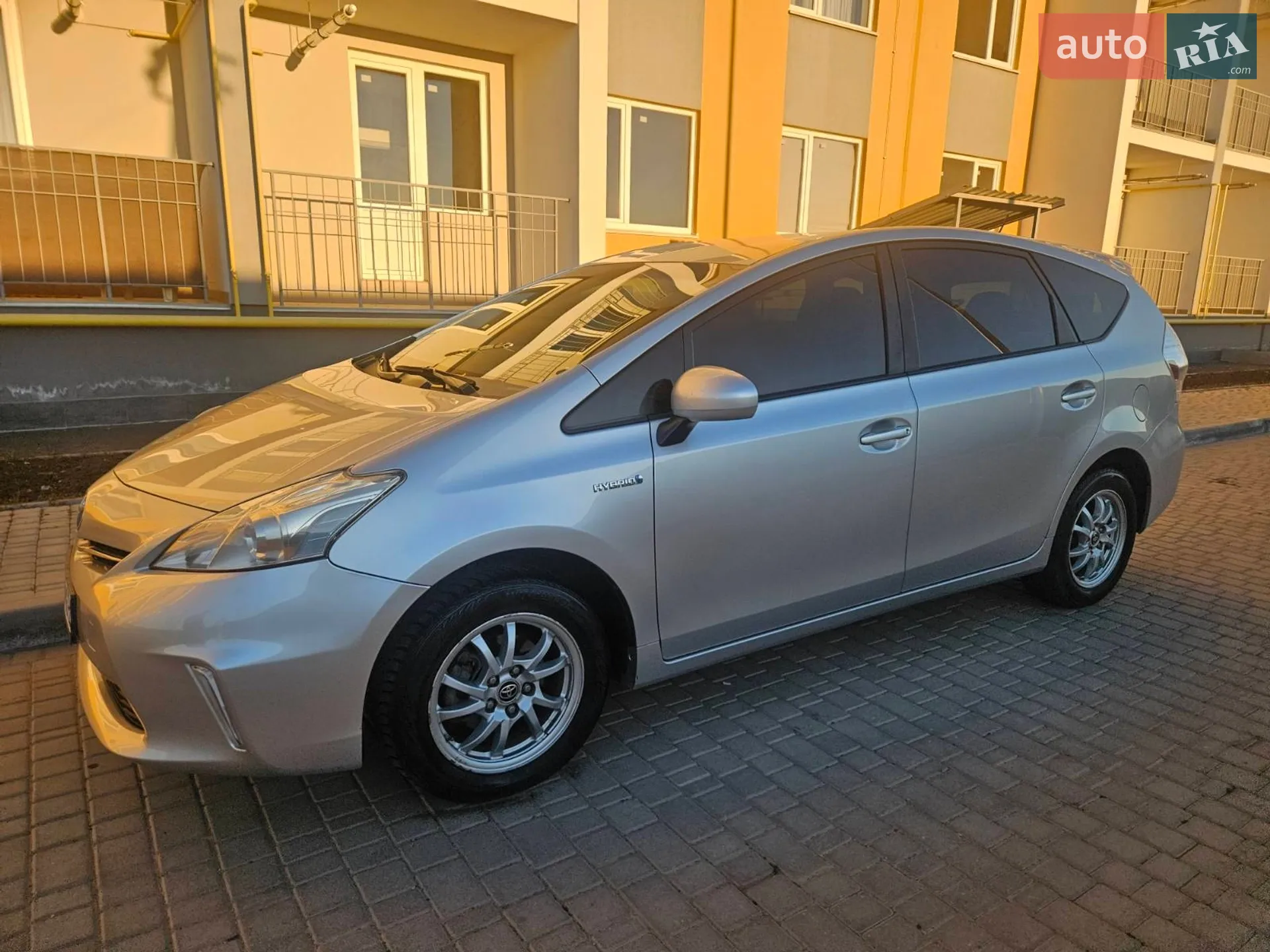 2014 Toyota Prius v (+) - мініатюра 3