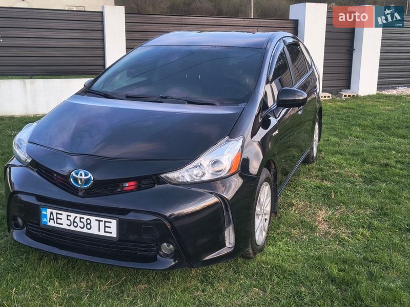 Toyota Prius v 2015
