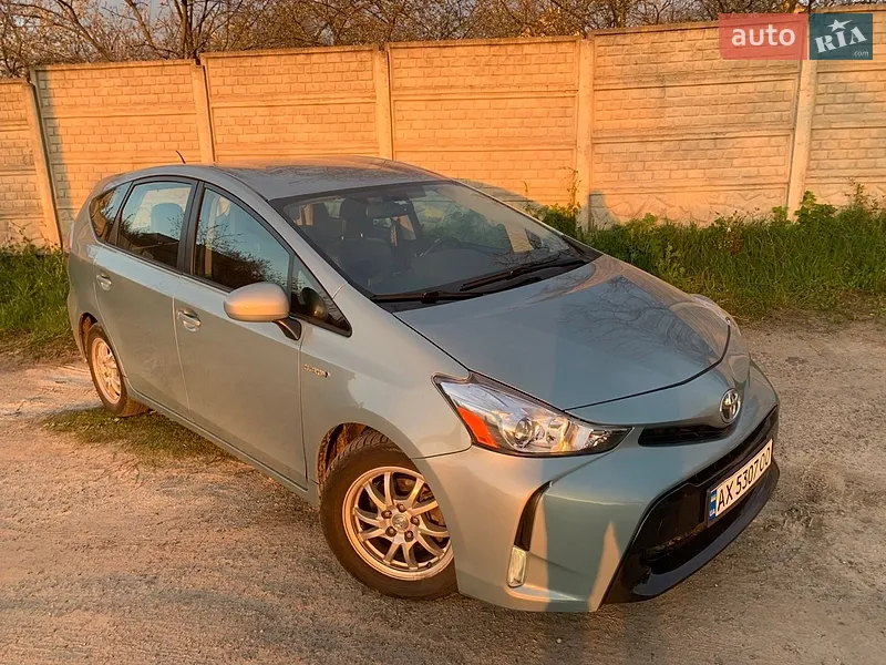Toyota Prius v 2015