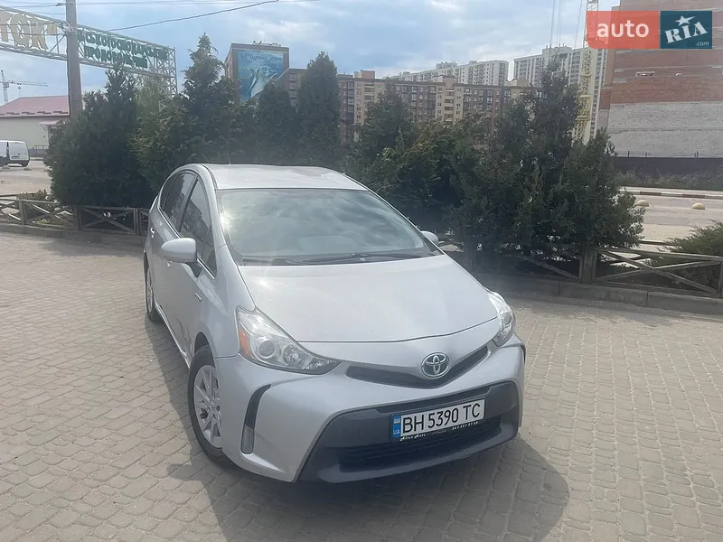 Toyota Prius v 2015