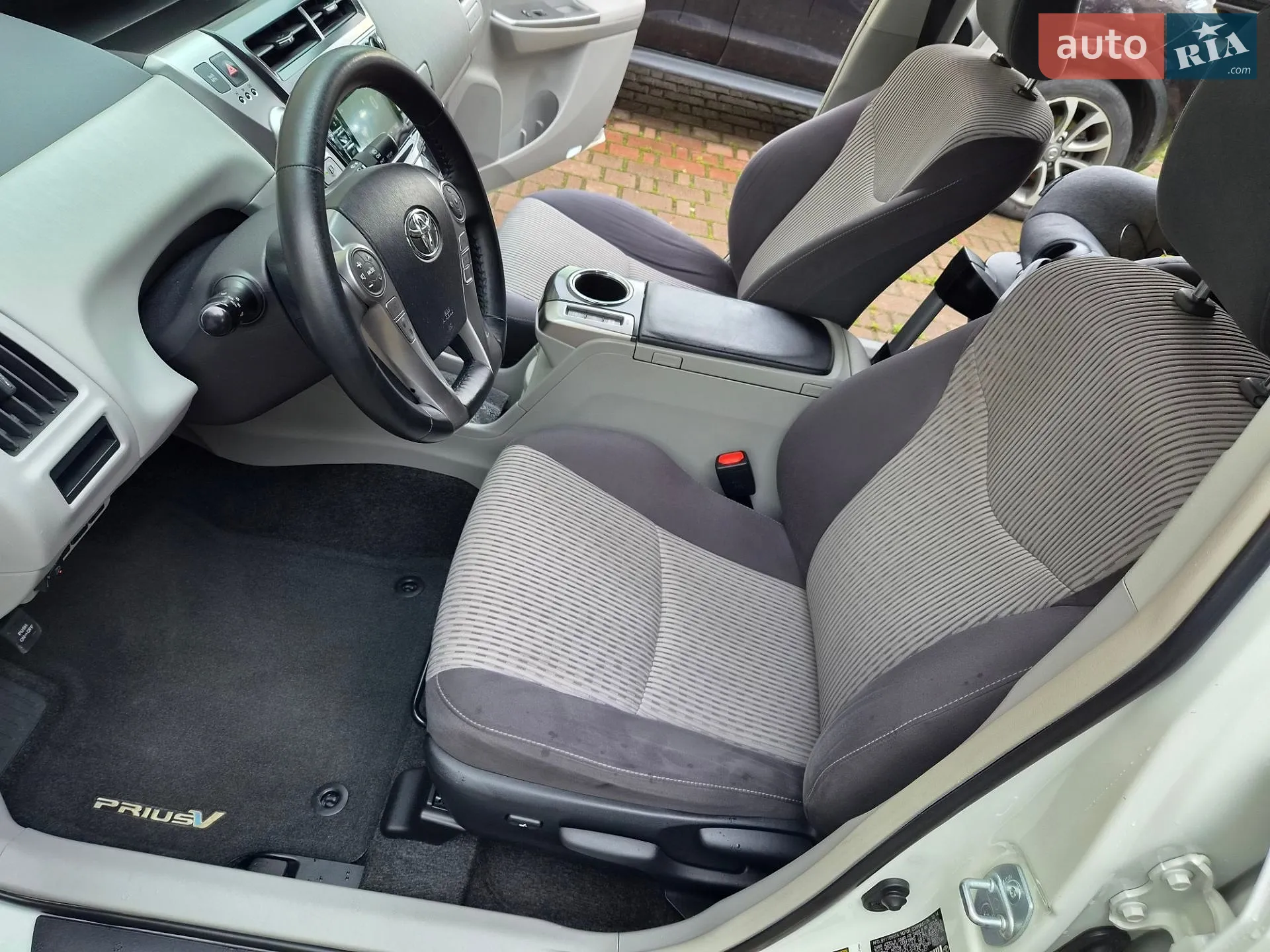 2014 Toyota Prius v (+) - мініатюра 35