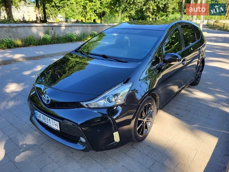 Toyota Prius v 2015