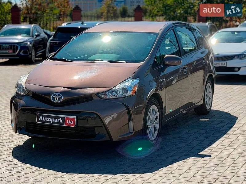 Toyota Prius v 2015