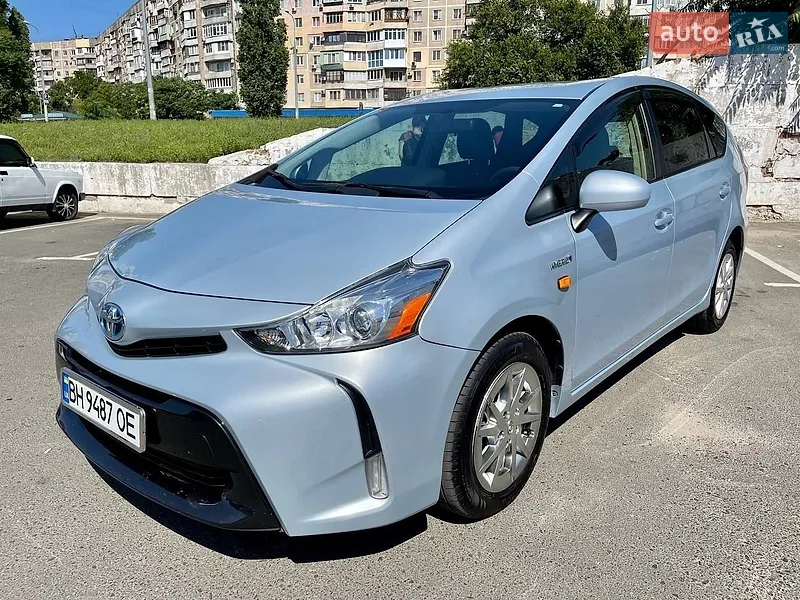 Toyota Prius v 2015