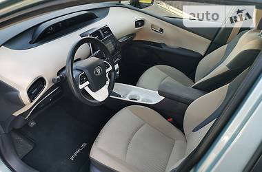 Седан Toyota Prius 2016 в 