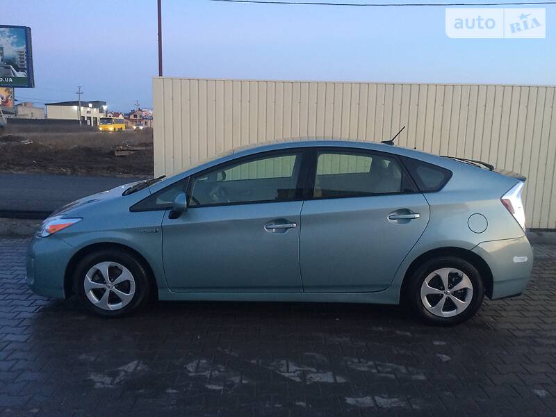 Хетчбек Toyota Prius 2015 в 