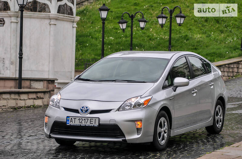 Седан Toyota Prius 2015 в Черновцах