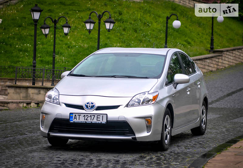 Седан Toyota Prius 2015 в Черновцах