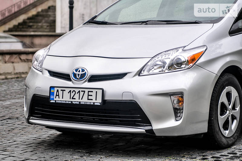 Седан Toyota Prius 2015 в Черновцах