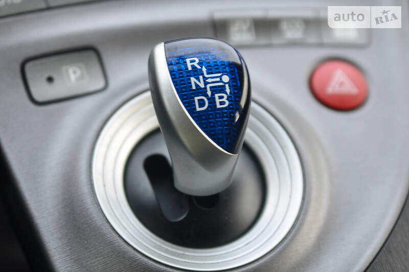 Седан Toyota Prius 2015 в Черновцах