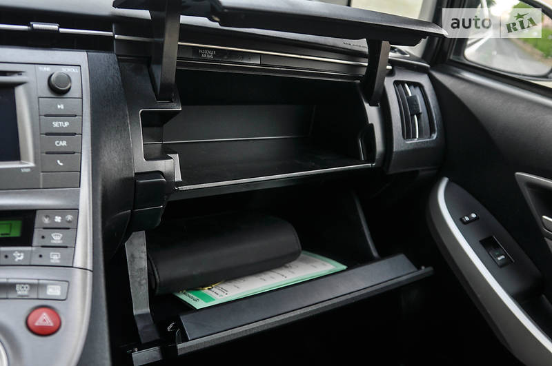 Седан Toyota Prius 2015 в Черновцах