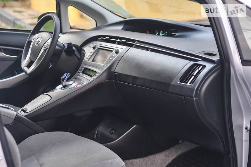 Седан Toyota Prius 2015 в Черновцах