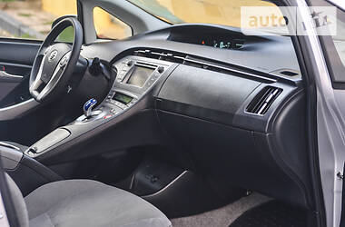 Седан Toyota Prius 2015 в 
