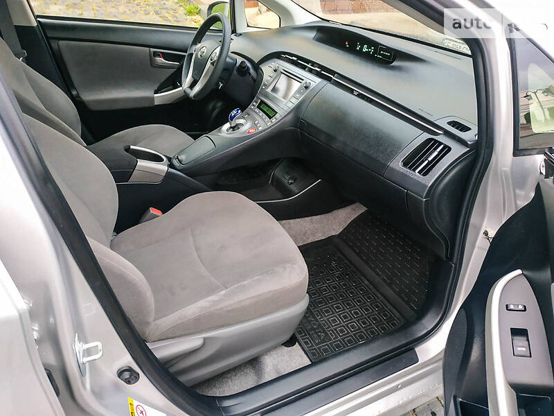 Седан Toyota Prius 2015 в Черновцах