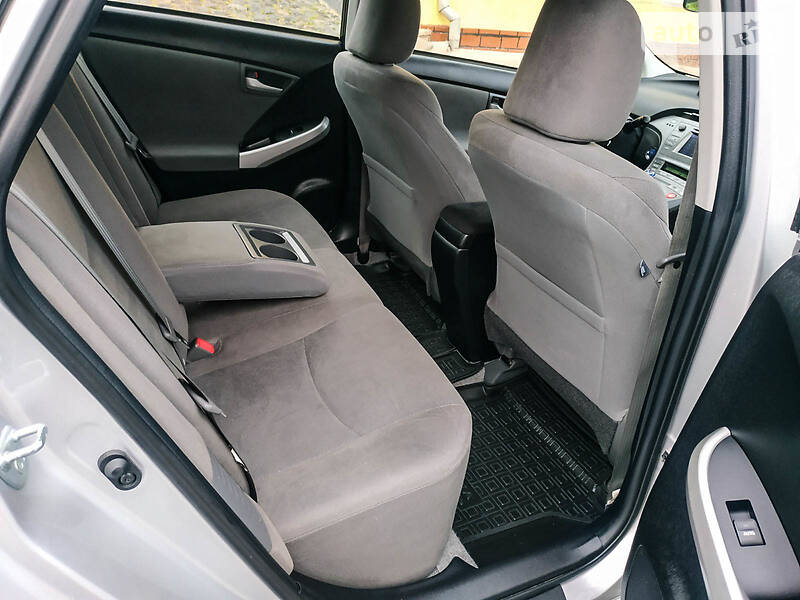 Седан Toyota Prius 2015 в Черновцах