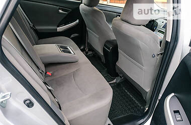 Седан Toyota Prius 2015 в 