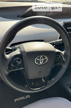 Седан Toyota Prius 2019 в Житомире