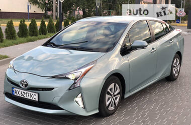 Хетчбек Toyota Prius 2016 в 