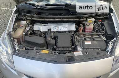 Хэтчбек Toyota Prius 2014 в 