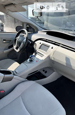 Хэтчбек Toyota Prius 2014 в 