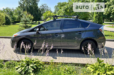 Хэтчбек Toyota Prius 2014 в 