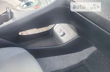 Хэтчбек Toyota Prius 2012 в 
