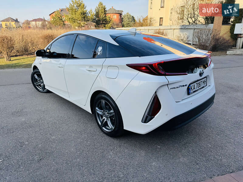 Хетчбек Toyota Prius 2017 в Києві