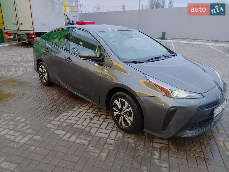 Хэтчбек Toyota Prius 2018 в 