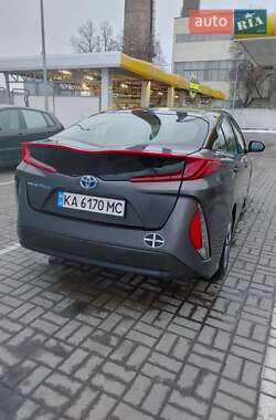 Хэтчбек Toyota Prius 2018 в 