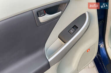 Хэтчбек Toyota Prius 2010 в 