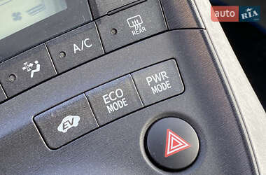 Хэтчбек Toyota Prius 2010 в 