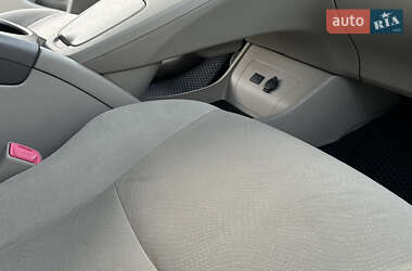 Хэтчбек Toyota Prius 2012 в 