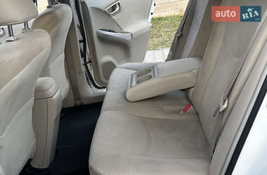 Хэтчбек Toyota Prius 2012 в 