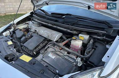 Хэтчбек Toyota Prius 2012 в 