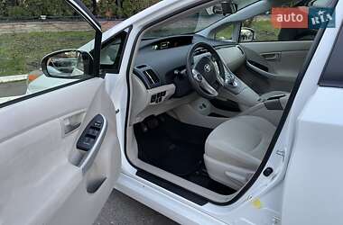 Хэтчбек Toyota Prius 2013 в 
