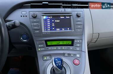 Хэтчбек Toyota Prius 2013 в 