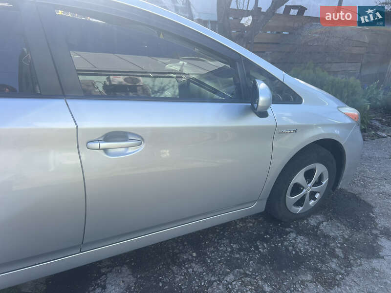 Хетчбек Toyota Prius 2014 в Дніпрі