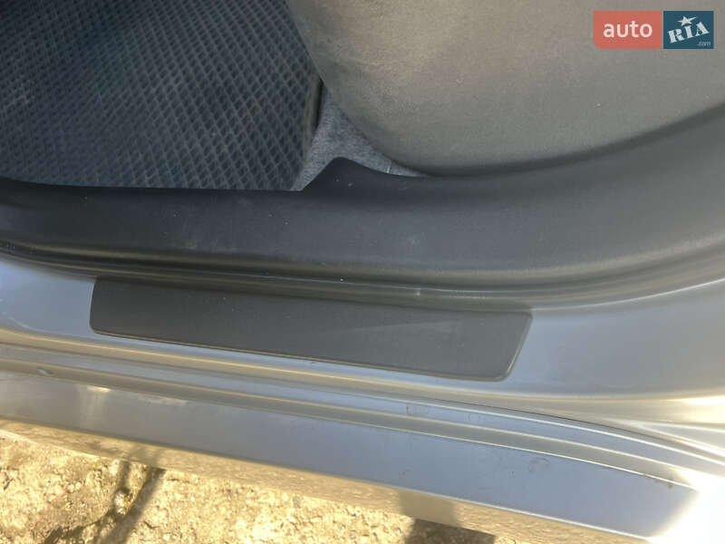 Хетчбек Toyota Prius 2014 в Дніпрі